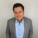 Lächelnder junger Mann im Anzug