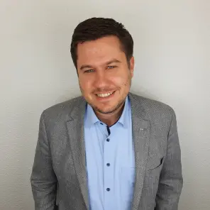 Lächelnder junger Mann im Anzug