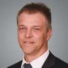 Mann mit kurzen dunkelblonden Haaren