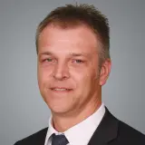 Mann mit kurzen dunkelblonden Haaren