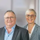 Eine Frau und ein Mann lächelnd