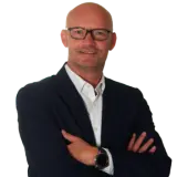 lächelnder Mann im Anzug mit Brille