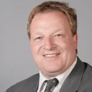Blonder Mann im grauen Anzug