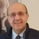 Mann mit Weste und Krawatte