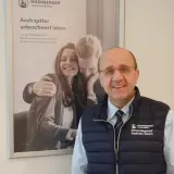 Mann mit Weste und Krawatte