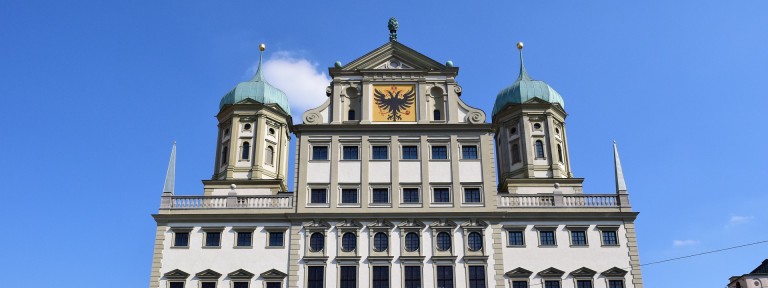 Augsburger Rathaus mit blauen Himmel