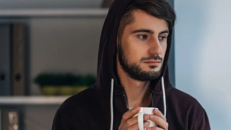 Junger Mann schaut nachdenklich