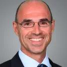 Schlanker Mann mit wenig Haar und Brille
