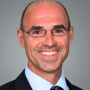 Schlanker Mann mit wenig Haar und Brille