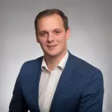 Mann mit blauem Anzug lächelt