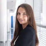 Junge Frau mit langen braunen Haaren