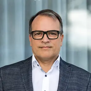 Mann mit Brille und Anzug