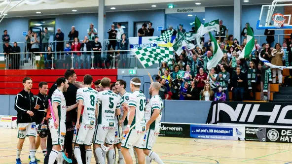 Floorball-Spieler in der Mitte des Spielfelds
