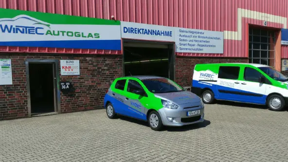 Zwei Fahrzeuge vor dem Eingang der Firma WINTEC Autoglas
