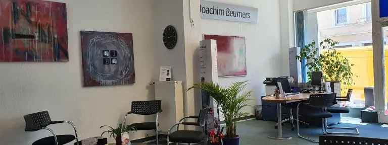 Büroraum mit Bildern an der Wand