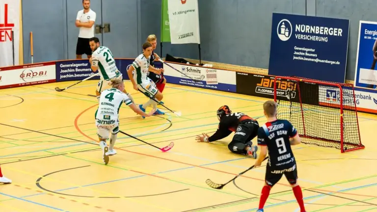 Floorball-Spieler vor dem Tor