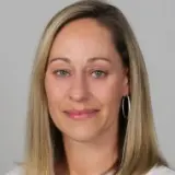 Frau mit langen blond gesträhnten Haaren