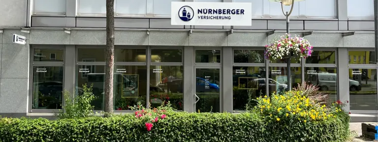 Gebäude mit Eingangsschild NÜRNBERGER Versicherung