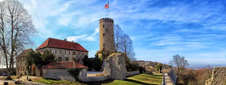 Burg bei blauem Himmel