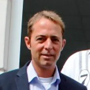 Blonder Mann mit hellblauem Hemd
