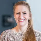 Junge Frau mit blonden Haaren lächelt
