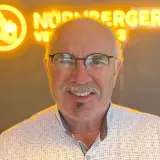 Mann mit Brille lächelt