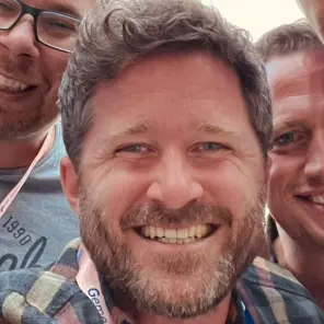 5 Männer machen Selfie 