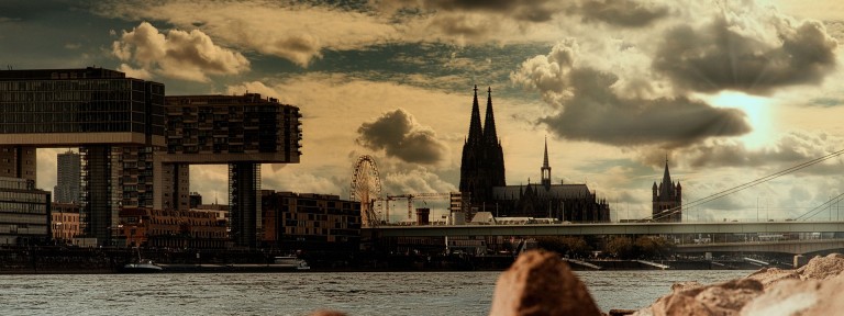 Skyline von Köln bei Sonnenuntergang