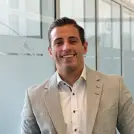 Mann im Anzug im Bürogebäude