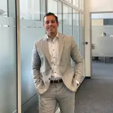 Mann im Anzug im Bürogebäude