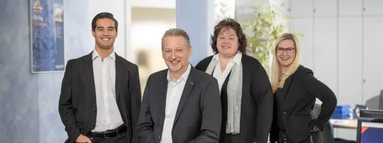 ein jüngerer und ein älterer Mann, eine dunkelhaarige und eine blonde Frau