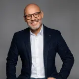 Mann mit grau meliertem Bart und Brille