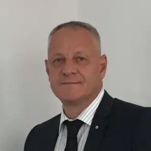 Schlanker Mann mit Anzug und Krawatte