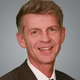 Schlanker blonder Mann