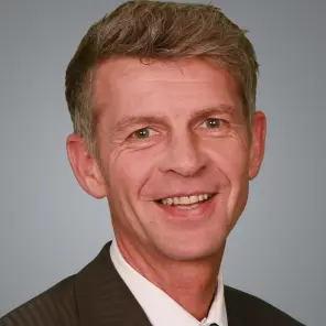 Schlanker blonder Mann 
