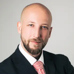 schlanker Mann mit Glatze