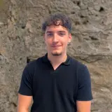 junger Mann mit schwarzem Poloshirt