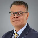 Mann mit grauem Haar und Brille