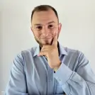 Lächelnder Mann im blauen Hemd