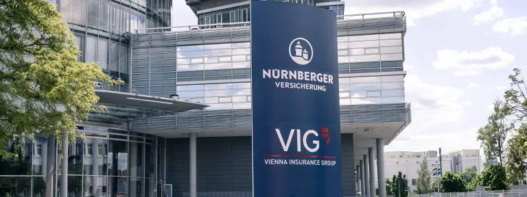 Stele der NÜRNBERGER Versicherung