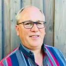 Mann mit Brille und gestreiftem Hemd