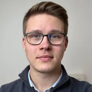 Junger Mann mit Brille