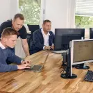 viele Menschen die zusammensitzen und arbeiten