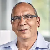 freundlich schauender Mann mit Brille
