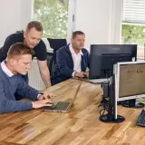 viele Menschen die zusammensitzen und arbeiten