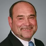 Lächelnder Mann in Anzug
