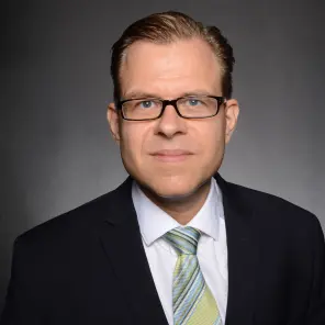 Mann mit Brille im Anzug