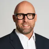Mann mit Brille im Anzug