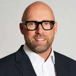 Mann mit Brille im Anzug