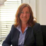 Frau mit schulterlangen rotbraunen Haaren